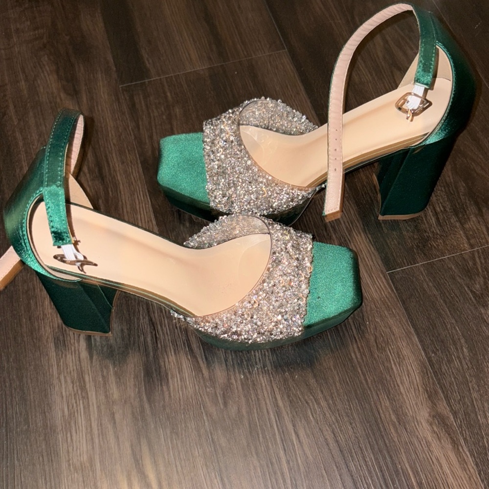 Emerald green with sparkled band high heels
